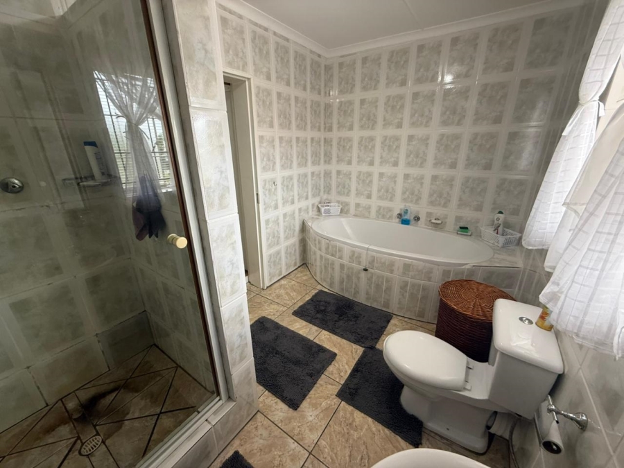 4 Bedroom Property for Sale in Somerset Park Western Cape